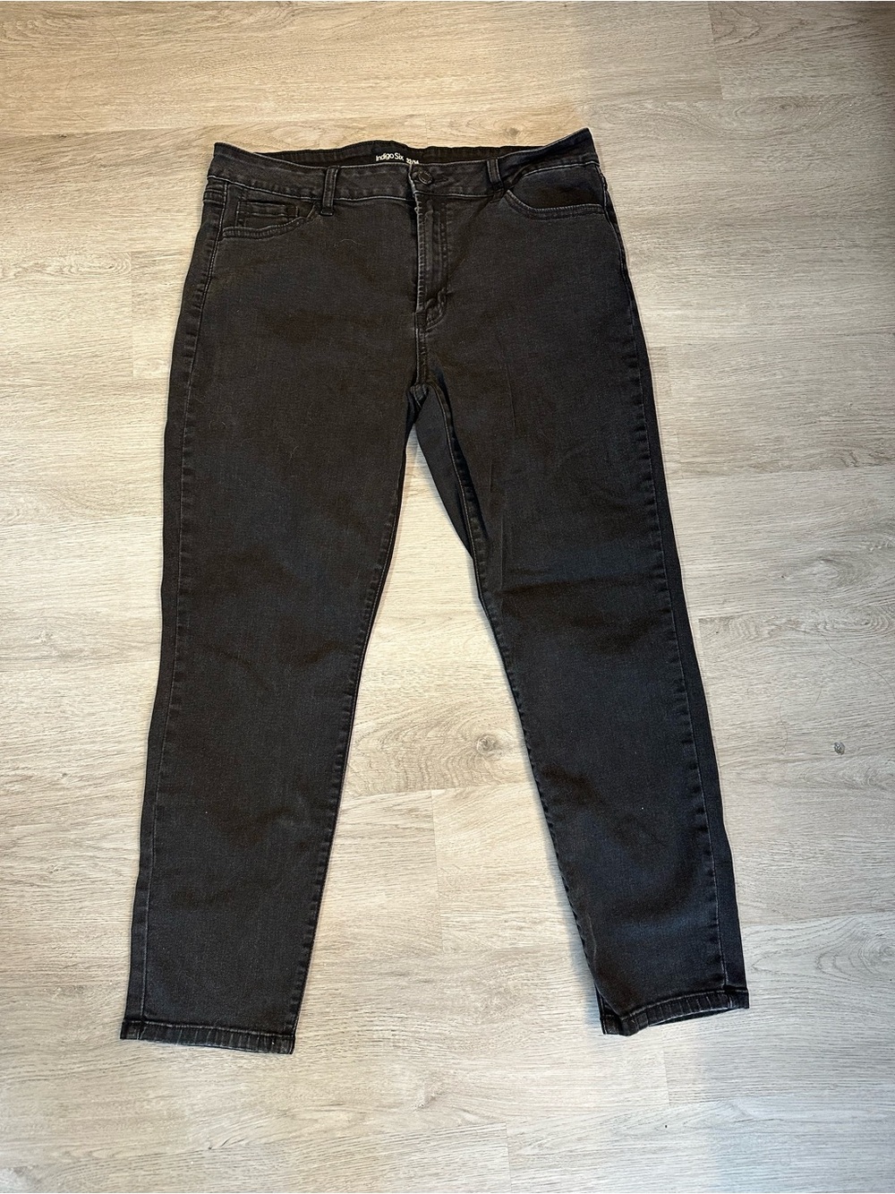 Women's Straight Leg Jeans in Black